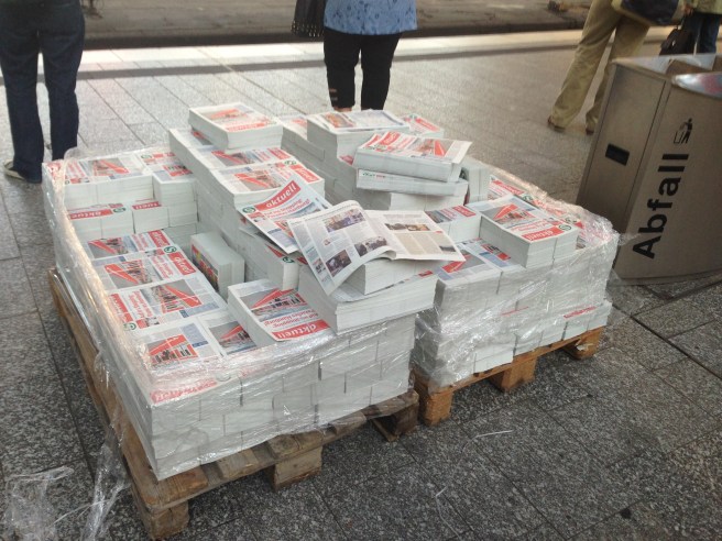 S-Bahn-Zeitungen und MüllFoto